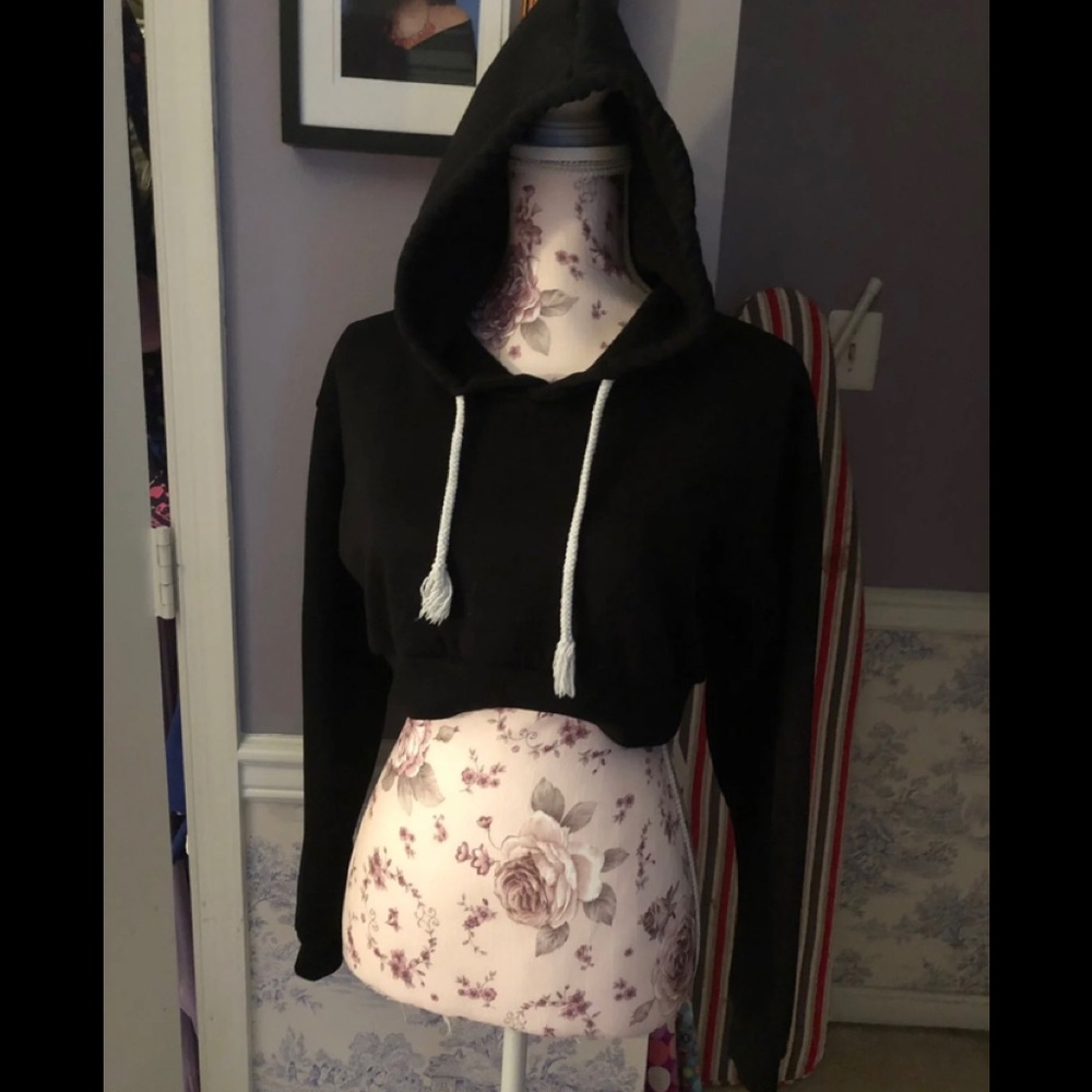 Black crop goo hoodie